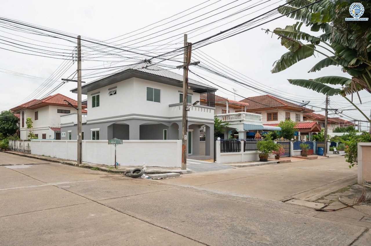 บ้านมือสองตกแต่งใหม่ โครงการ บ้านณัฐนันท์2 ดอนเมือง บ้านเดี่ยว หลังมุม  เนื้อที่ 56.9 ตร.ว. ฟังก์ชัน 3 ห้องนอน 3 ห้องน้ำ จอดรถได้ 1 คัน บนทำเลดีที่สุด ใกล้สนามบินดอนเมือง ทางด่วน "ศรีสมาน" และรถไฟฟ้าสายสีแดง "สถานีดอนเมือง"